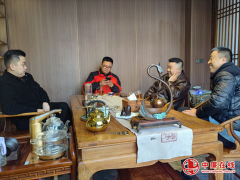 退伍不褪色庄周街道十里社区刘大振的红木创业